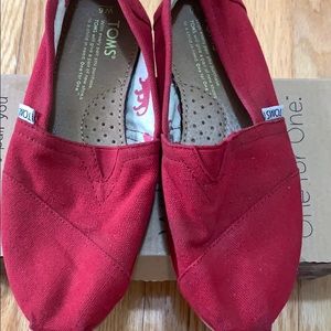 Red canvas Toms